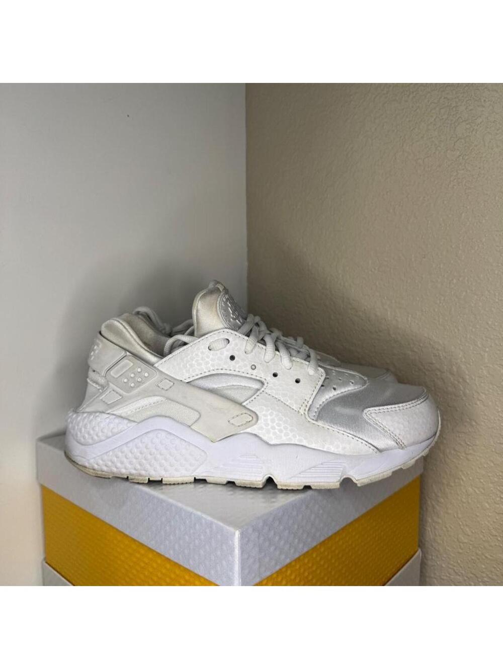🤍☁️ All White Nike Huarache Sneakers – Women’s Size 9 👟